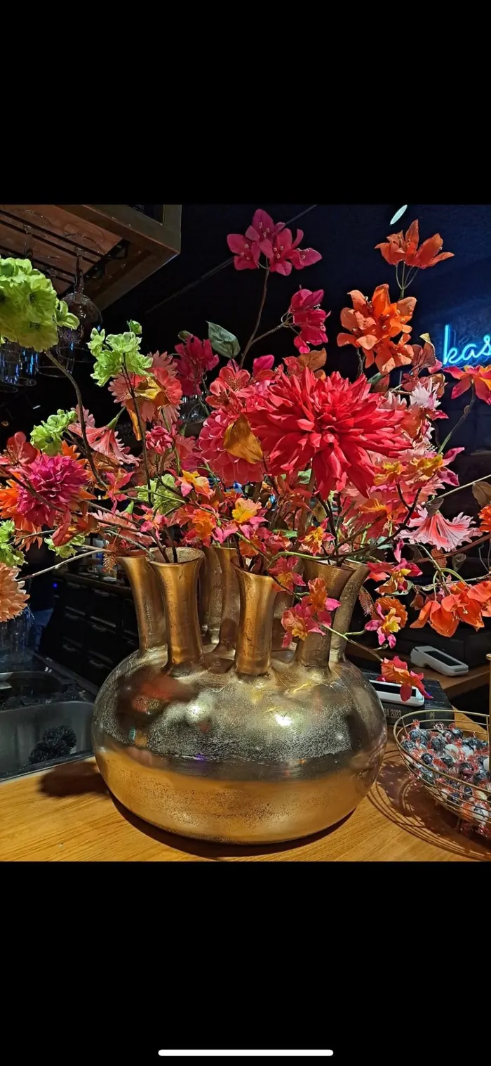 Bloemen en kaarslicht op de bar