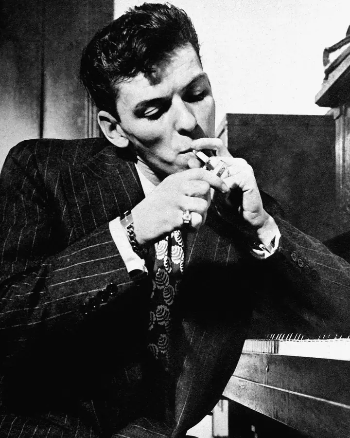Frank Sinatra aan de piano, 1946