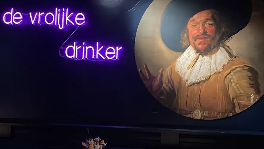 Het neonbord De Vrolijke Drinker in de zaak