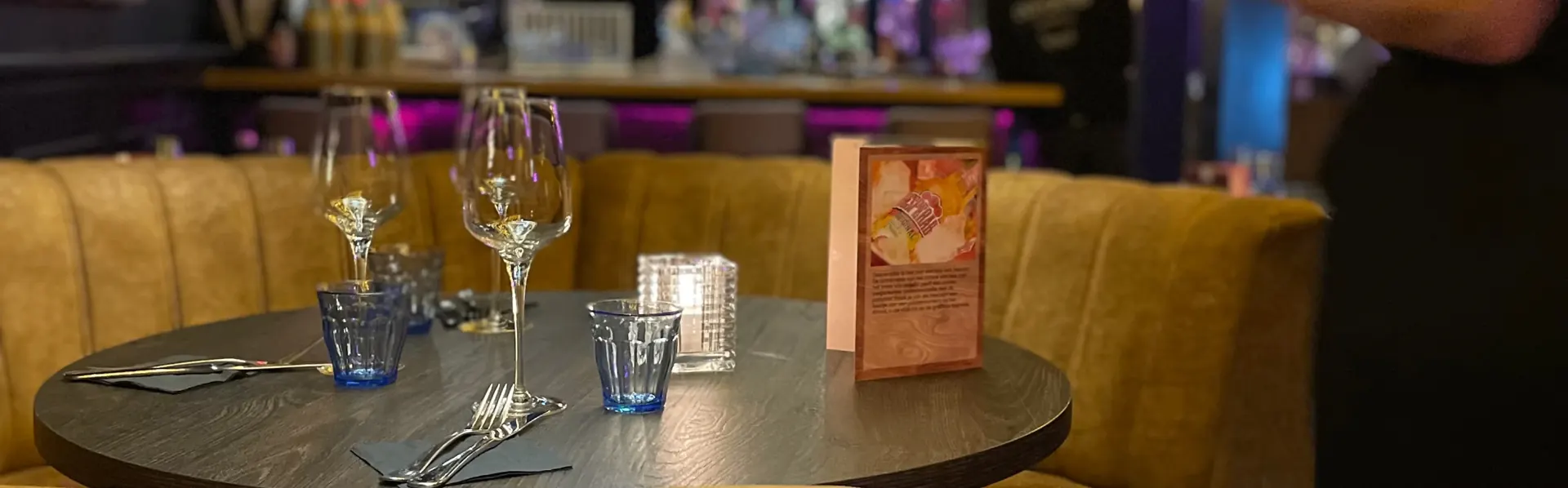 Gedekte tafel met kaarslicht en blauwe glazen
